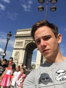Олександр робить селфі на фоні Тріумфальної арки в Парижі