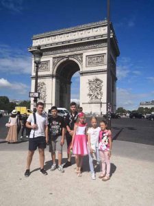 Переможці фіналу Золотого мольберта на фоні Тріумфальної арки у Парижі